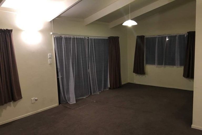 Photo of property in 17 Fernhaven Grove, Newlands, Wellington, 6037