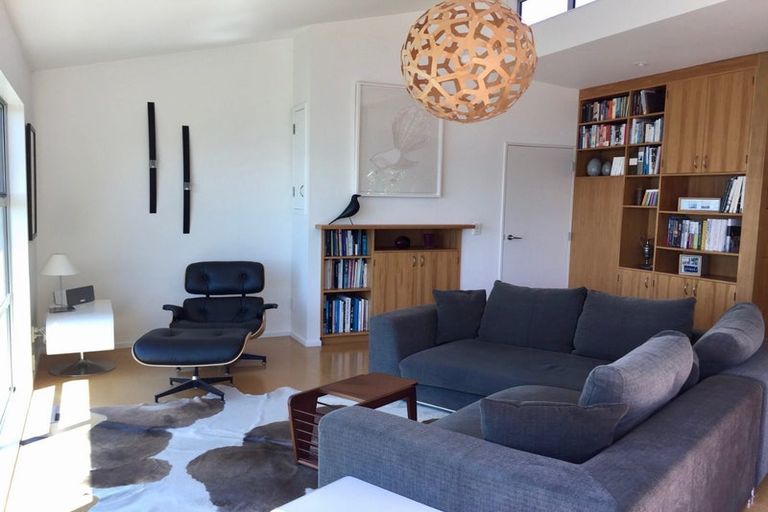 Photo of property in 15a Fortification Road, Karaka Bays, Wellington, 6022