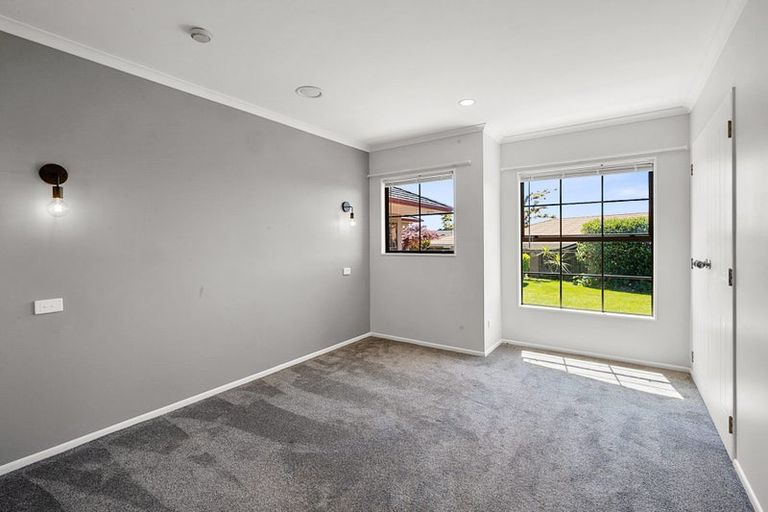 Photo of property in 11 Shelter Grove, Frankleigh Park, New Plymouth, 4310
