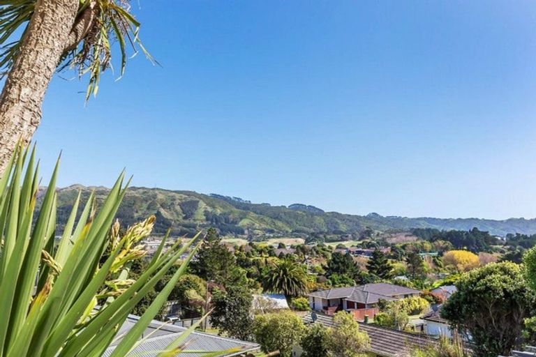 Photo of property in 16 Apple Terrace, Ranui, Porirua, 5024