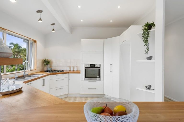 Photo of property in 71 William Bayes Place, Red Beach, 0932