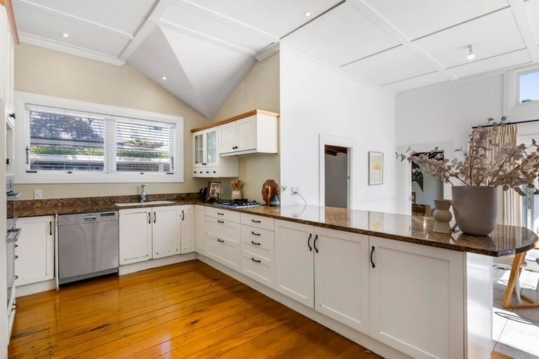 Photo of property in 8 Tiri Road, Milford, Auckland, 0620
