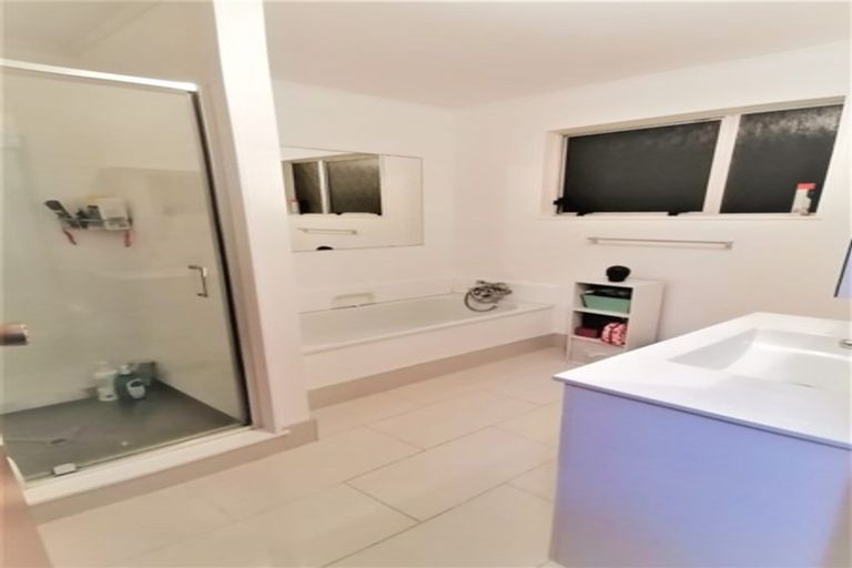 Photo of property in 32 Glanmire Road, Newlands, Wellington, 6037