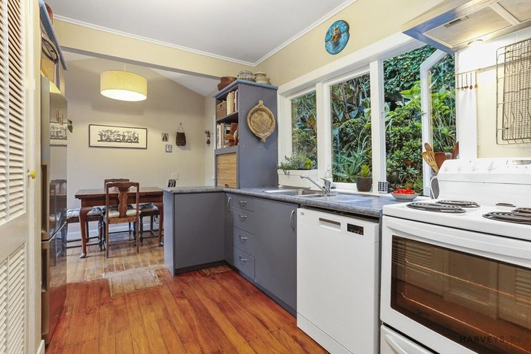 Photo of property in 4 Opou Road, Titirangi, Auckland, 0604
