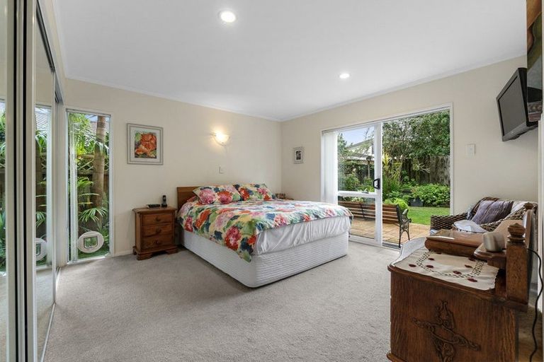 Photo of property in 2/10 Javelin Place, West Harbour, Auckland, 0618