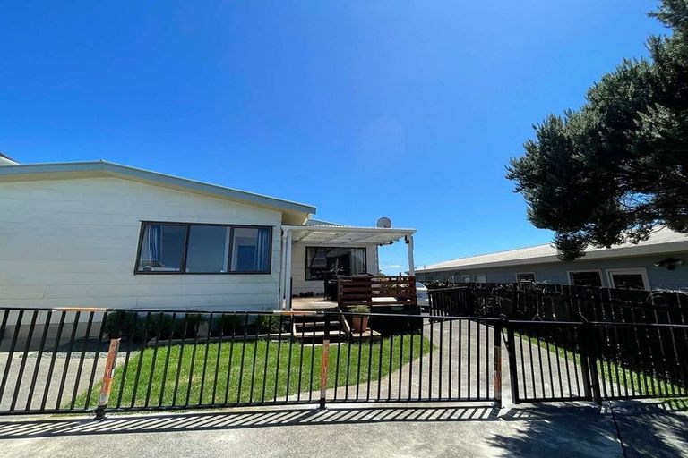 Photo of property in 1425 Whangaparaoa Road, Army Bay, Whangaparaoa, 0930