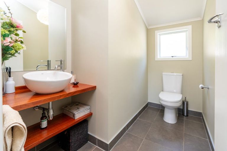 Photo of property in 450 Te Moana Road, Waikanae, 5036