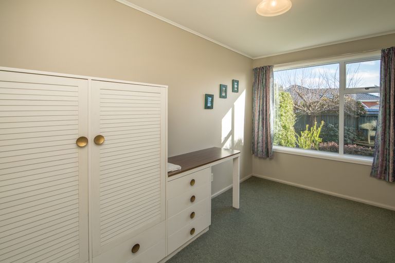 Photo of property in 6 Shirldale Place, Avonhead, Christchurch, 8042
