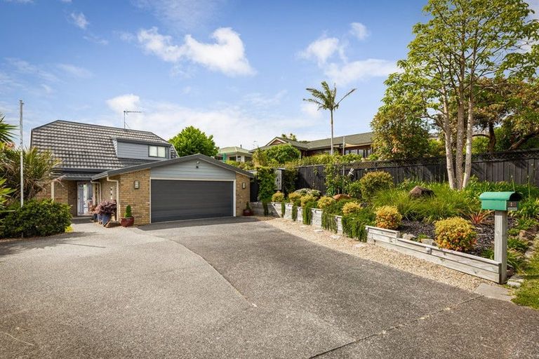 Photo of property in 2/12 Ballini Rise, West Harbour, Auckland, 0618