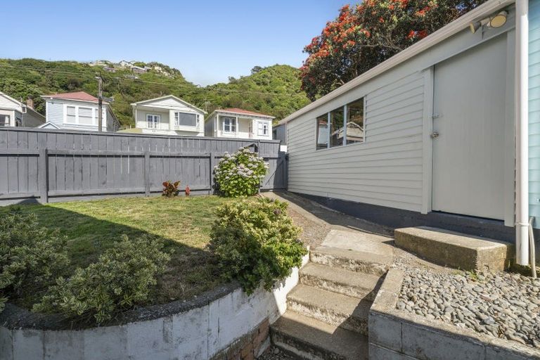 Photo of property in 203 Sutherland Road, Lyall Bay, Wellington, 6022