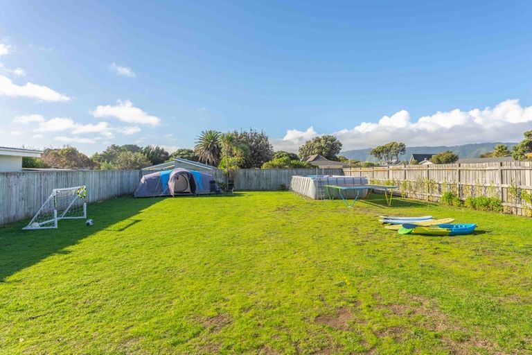 Photo of property in 7 Eruini Street, Waikanae Beach, Waikanae, 5036