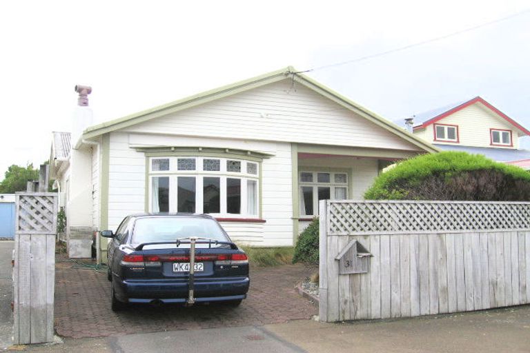 Photo of property in 31 Puru Crescent, Lyall Bay, Wellington, 6022