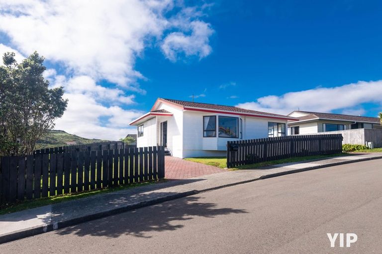 Photo of property in 37 Sunhaven Drive, Newlands, Wellington, 6037