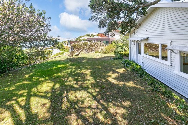 Photo of property in 102 Nevay Road, Karaka Bays, Wellington, 6022