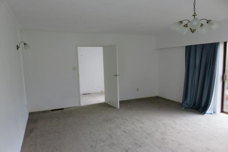 Photo of property in 102 Churton Drive, Churton Park, Wellington, 6037