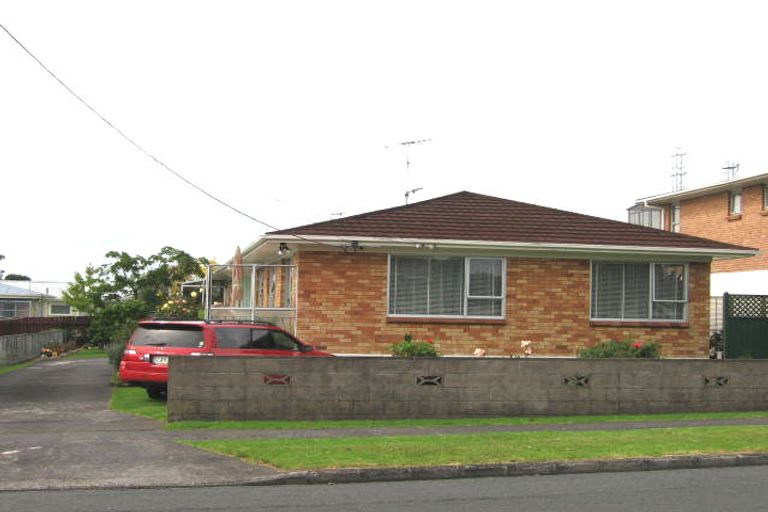 Photo of property in 2/83 Flanshaw Road, Te Atatu South, Auckland, 0610