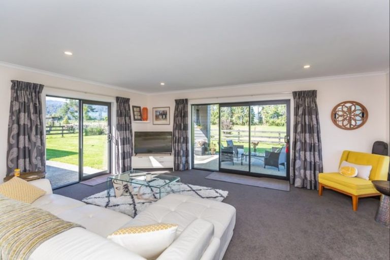 Photo of property in 398a Tararua Road, Levin, 5571