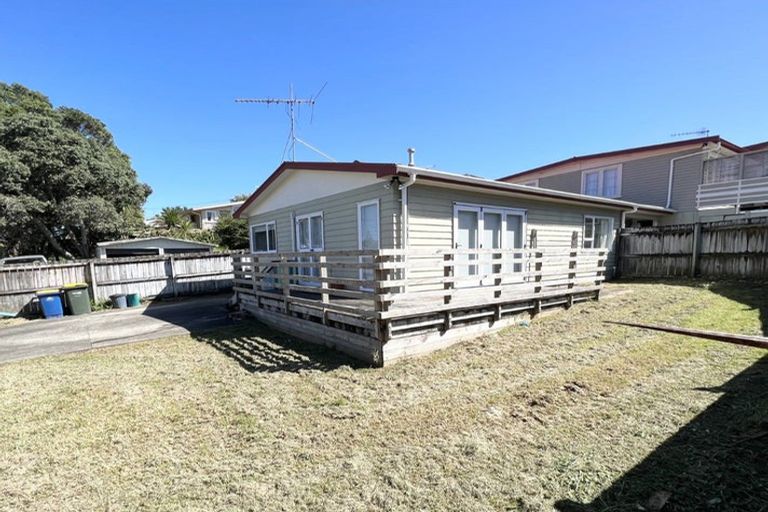 Photo of property in 1/64 Hogans Road, Glenfield, Auckland, 0629