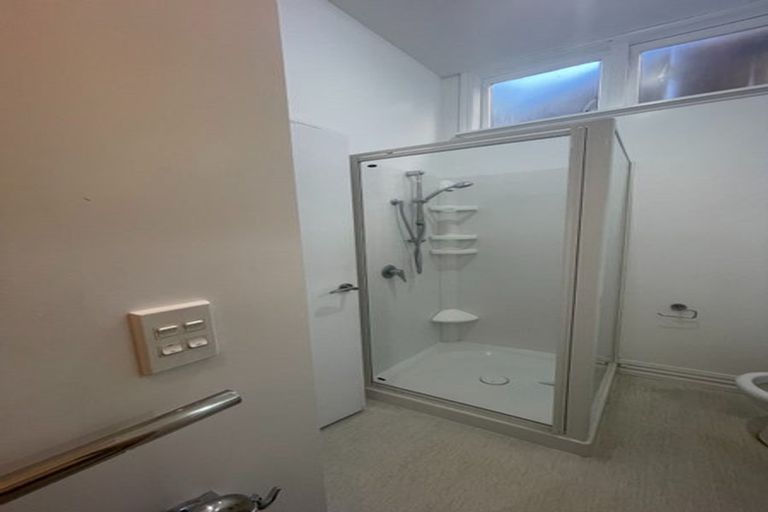 Photo of property in 152 Kelburn Parade, Kelburn, Wellington, 6012
