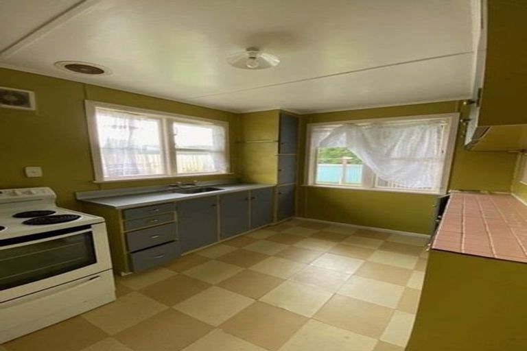 Photo of property in 17 Balmain Street, Newlands, Wellington, 6037