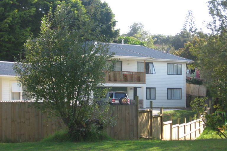 Photo of property in 18 Halberg Street, Glenfield, Auckland, 0629