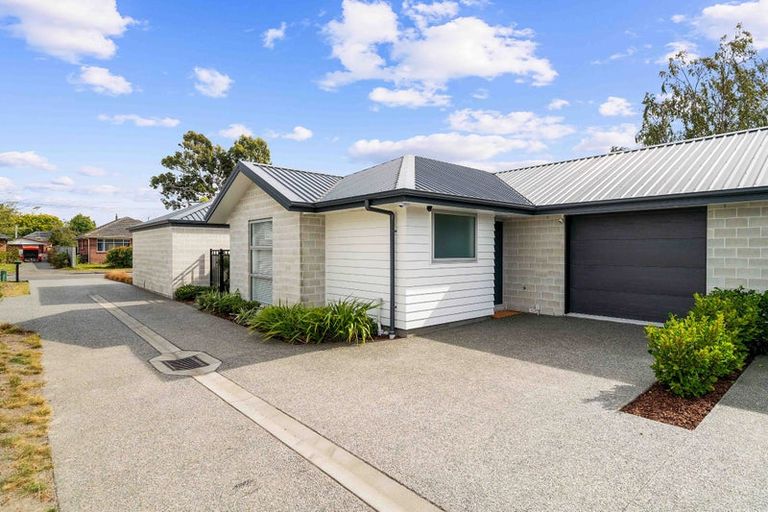 Photo of property in 2/3 Nyoli Street, Northcote, Christchurch, 8052