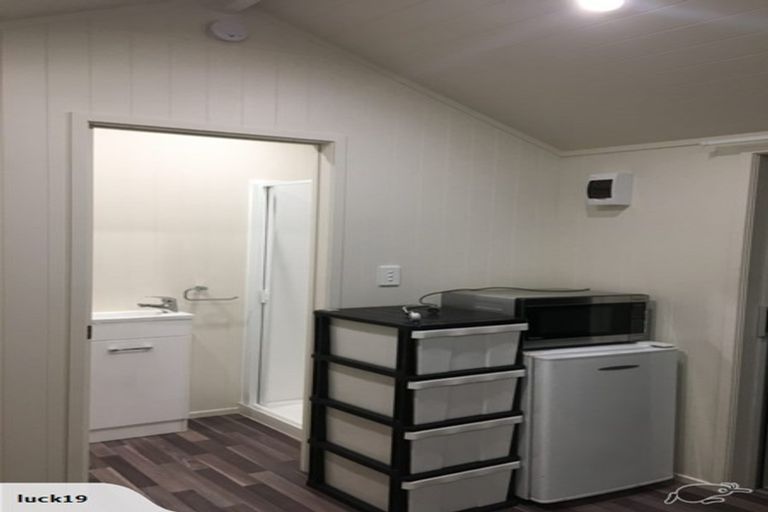 Photo of property in 28 Golf Road, New Lynn, Auckland, 0600