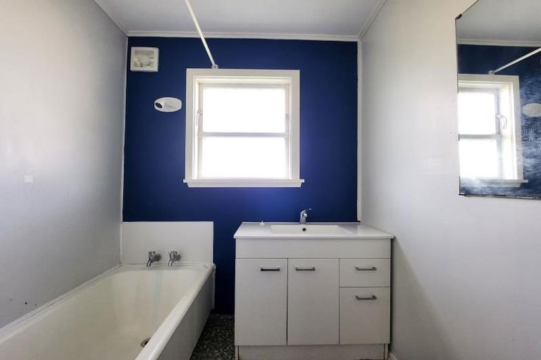 Photo of property in 118 Broderick Road, Johnsonville, Wellington, 6037