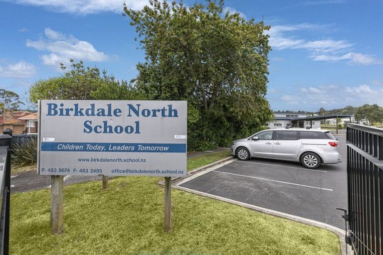 Photo of property in 2/248 Birkdale Road, Birkdale, Auckland, 0626