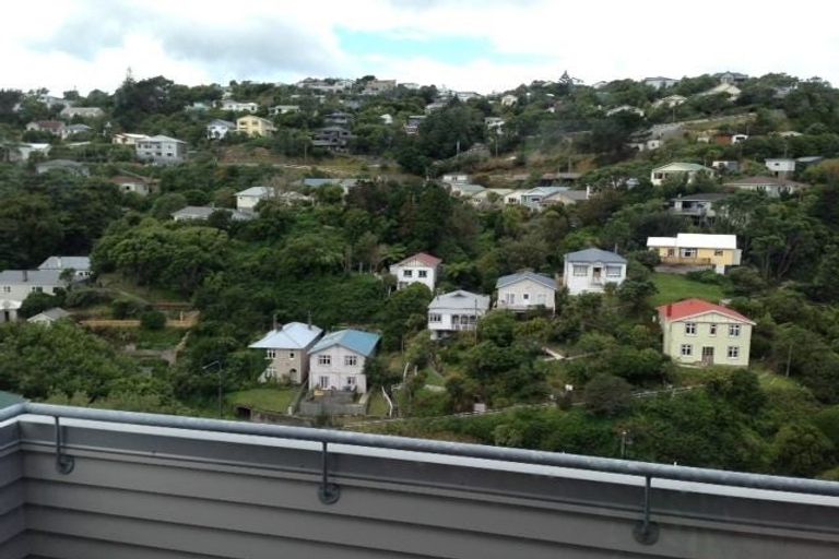 Photo of property in 49 Tiketike Way, Brooklyn, Wellington, 6021