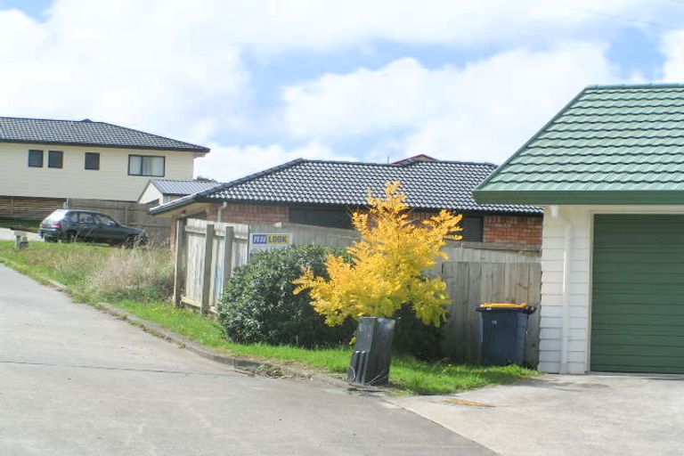 Photo of property in 17 Killygordon Place, Massey, Auckland, 0614