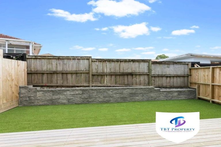 Photo of property in 8/25 Vodanovich Road, Te Atatu South, Auckland, 0610