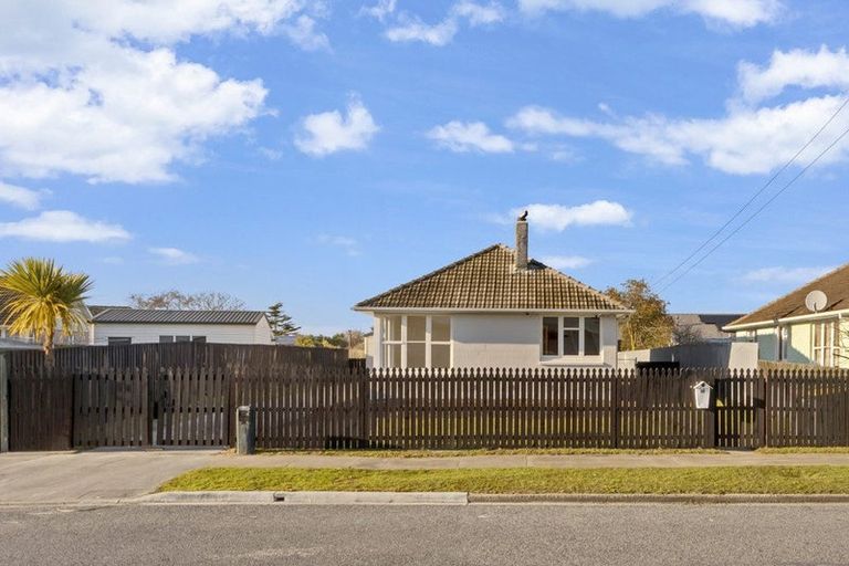 Photo of property in 32 Carisbrooke Street, Aranui, Christchurch, 8061