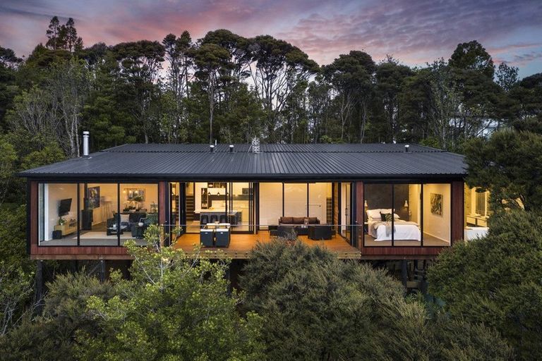 Photo of property in 182 Scenic Drive, Titirangi, Auckland, 0604