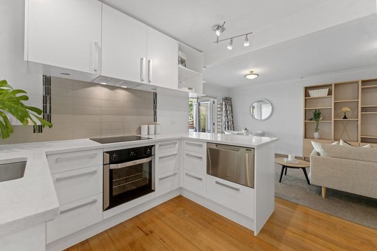 Photo of property in 1/5 Dudding Avenue, Northcote, Auckland, 0627