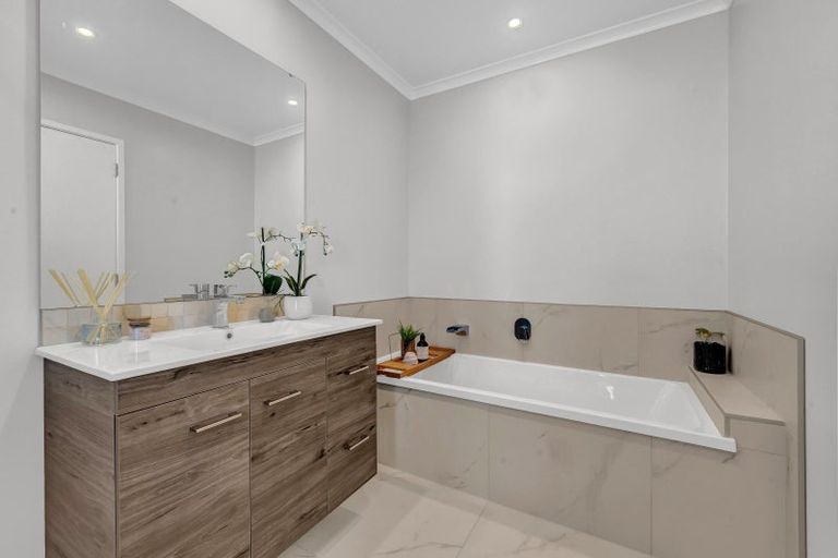 Photo of property in 13 Sacred Kingfisher Road, Hobsonville, Auckland, 0616