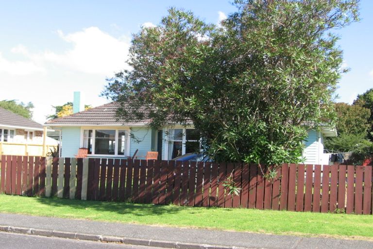 Photo of property in 4 London Street, Te Atatu Peninsula, Auckland, 0610
