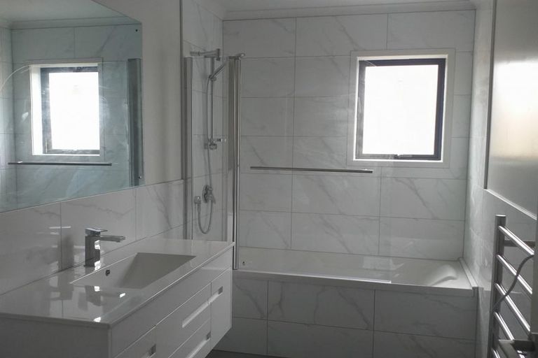 Photo of property in 2 Emerald Avenue, Rosehill, 2113
