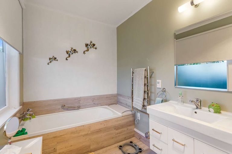 Photo of property in 16 Maunder Street, Marton, 4710