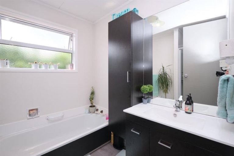 Photo of property in 22 Oberon Street, Stratford, 4332