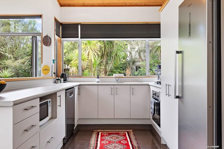 Photo of property in 6 Poturi Streams Avenue, Titirangi, Auckland, 0604