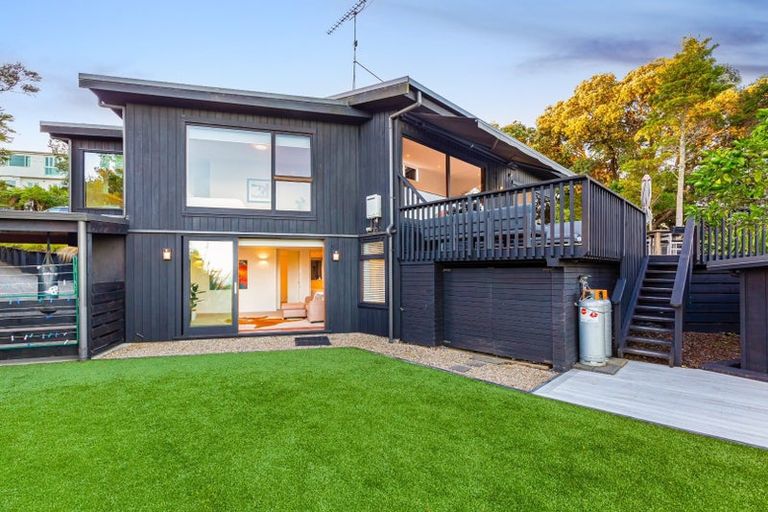 Photo of property in 2 Okewa Road, Titirangi, Auckland, 0604