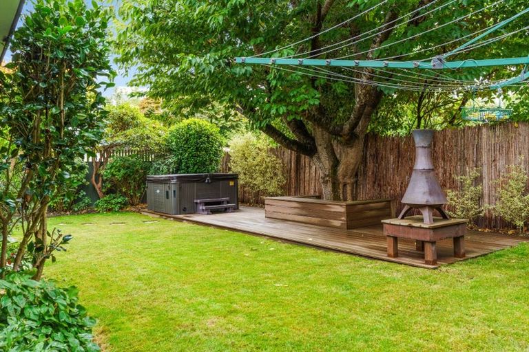 Photo of property in 33 Highland Place, Avonhead, Christchurch, 8042