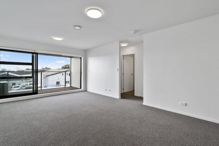 Photo of property in 1/4045f Great North Road, Glen Eden, Auckland, 0602