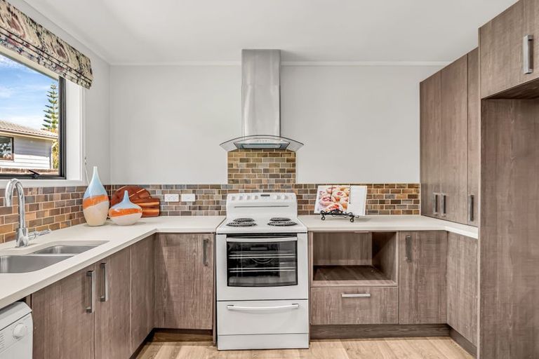 Photo of property in 7 Panzic Place, Glen Eden, Auckland, 0602