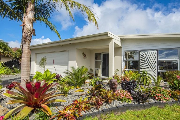 Photo of property in 18 Resolution Place, One Tree Point, 0118
