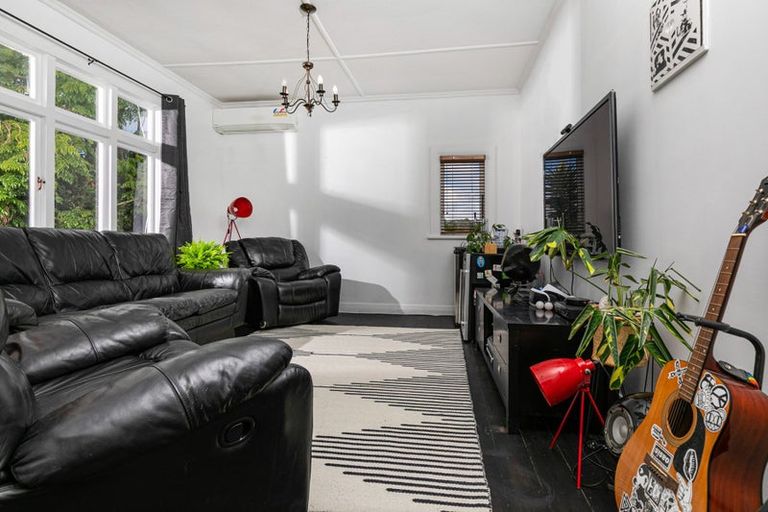 Photo of property in 5 Don Buck Road, Henderson, Auckland, 0614