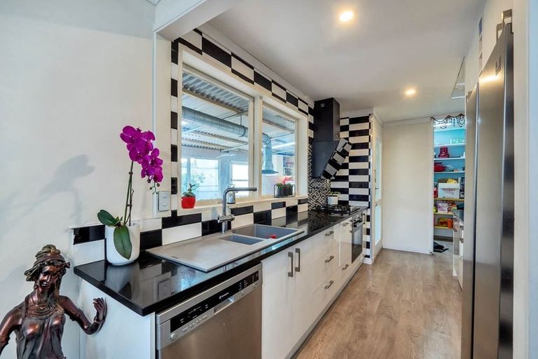 Photo of property in 33 Huruhuru Road, Massey, Auckland, 0614