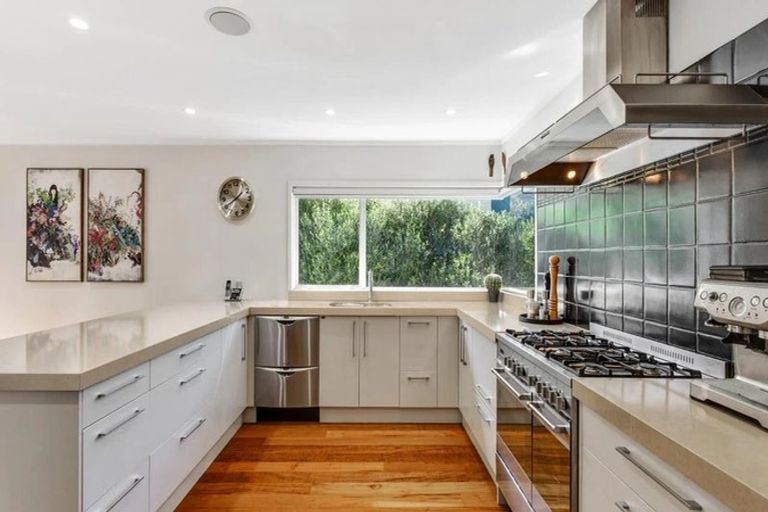 Photo of property in 9 Sandown Road, Rothesay Bay, Auckland, 0630