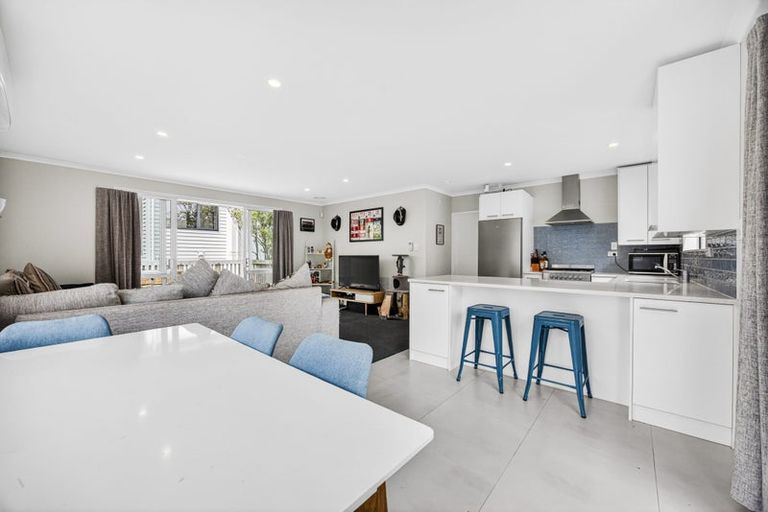 Photo of property in 6a Magdalen Place, West Harbour, Auckland, 0618